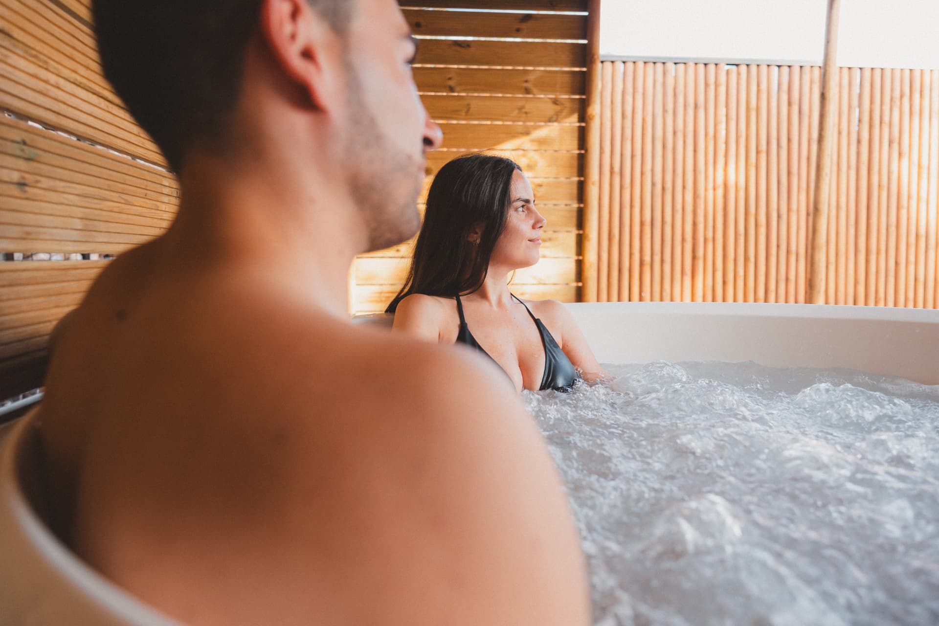 Pareja en el jacuzzi privado de Encina Calma al atardecer