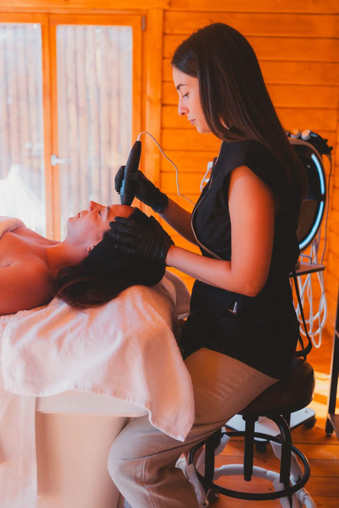 Sesión de Hydrafacial en cabina, piel limpia e hidratada